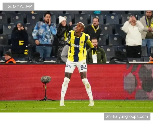 双前腰回撤提供更多出球角度，双前腰战术